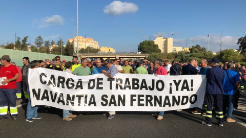 Trabajadores del astillero de Navantia de San Fernando (Cádiz) cortan el tráfico de la autovía A-4 para expresar su temor a que se cancele el contrato de venta de armamento a Arabia Saudí./EFE