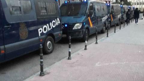 Varios furgones policiales se concentran ante la sede de Hogar Social. (H.S.)