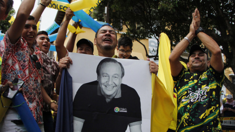 Un grupo de simpatizantes celebra hoy a las afueras de la sede de campaña del candidato a la presidencia Rodolfo Hernández, luego de la jornada de elecciones para elegir presidente de Colombia para el periodo 2022-2026, en Bucaramanga