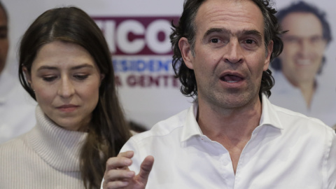 l candidato Federico "Fico" Gutiérrez (d) habla junto a su esposa Margarita Gómez (i) hoy, al final de la jornada de elecciones para elegir presidente de Colombia para el periodo 202-2026 en Bogotá