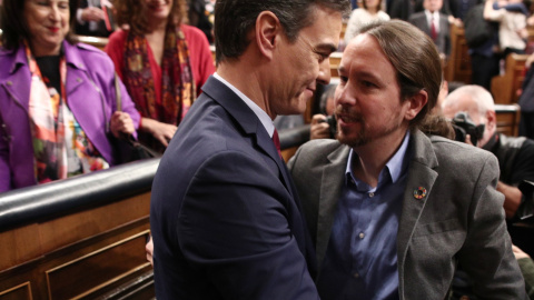 Pedro Sánchez y Pablo Iglesias durante la investidura en la que fue elegido presidente el candidato socialista. / Eduardo Parra - Europa Press