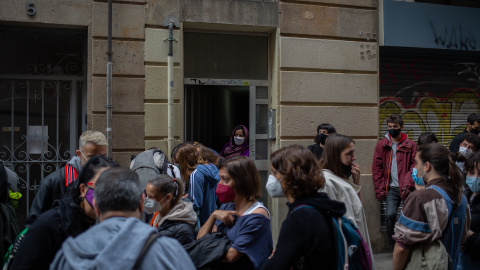 Imagen de archivo de un intento de desahucio en la calle Sant Vicenç, en el barrio barcelonés del Raval, el pasado 30 de abril de 2021.