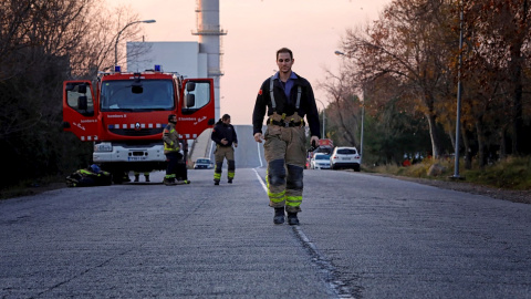 15/01/2020.- Bomberos a la entrada de la petroquímica de Tarragona donde una treintena de dotaciones de los Bomberos de la Generalitat continúan remojando la industria donde ayer se produjo una fuerte explosión y un incendio, que provocó un muerto, oc