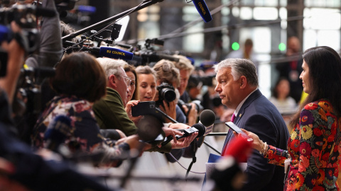 El primer ministro de Hungría, Viktor Orban, atiende a los periodistas a su llegada a la cumbre extraordinaria de la UE, en Bruselas. REUTERS/Johanna Geron