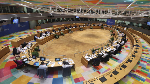 Vista de la sala de la reunión del Consejo Europeo, en Bruselas, durante la intervención por videoconferencia del presidente de Ucrania Volodymyr Zelenskiy, en Bruselas. REUTERS/Kenzo Tribouillard/Pool