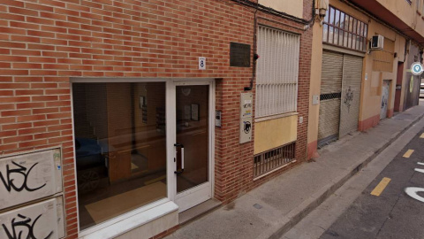 Portal de la vivienda donde se ha producido la agresión mortal a una mujer en Zaragoza.