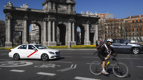 Un ciclista circula por las inmediaciones de la Puerta de Alcalá, en Madrid. EFE/ Archivo