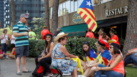 Ambiente festivo previo a la concentración que se celebra esta tarde con motivo de la Diada de Catalunya por las calles del centro de Barcelona. / EFE - TONI ALBIR