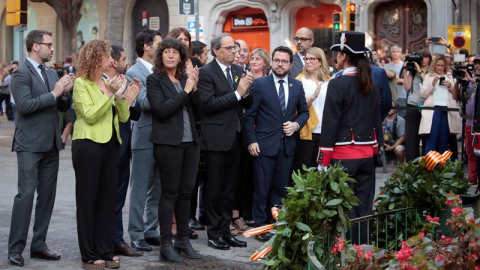 11/9/2018.- El presidente de la Generalitat, Quim Torra,c., encabeza la ofrenda floral del Govern al monumento a Rafael Casanova en Barcelona con motivo de la celebración de la Diada de Cataluña. EFE/Marta Pérez