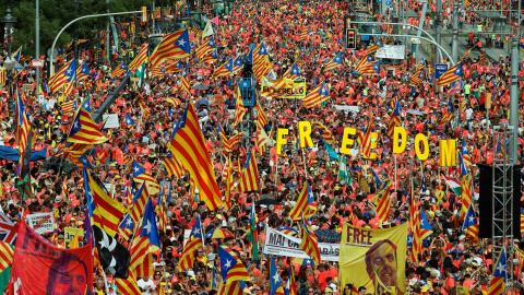 Miles de personas llenan los tramos de la manifestación organizada la ANC con apoyo de Òmnium bajo el lema 'Fem la República catalana' ('Hagamos la República catalana'). / REUTERS - ALBERT GEA