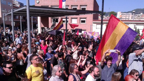 Concentració a la plaça Salvador Allende del barri del Carmel, a Barcelona, en homenatge al president de Xile enderrocat per la dictadura de Pinochet. Marc Font