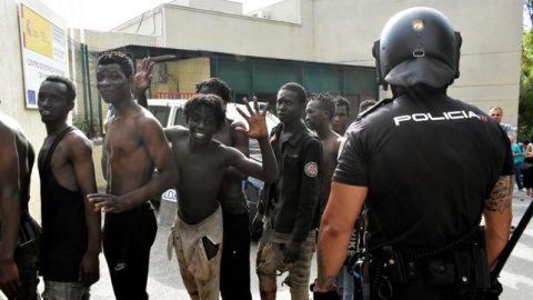 Varios migrantes en el Centro de Estancia Temporal de Inmigrantes (CETI) de Ceuta, tras conseguir traspasar la valla fronteriza el pasado agosto.- EFE