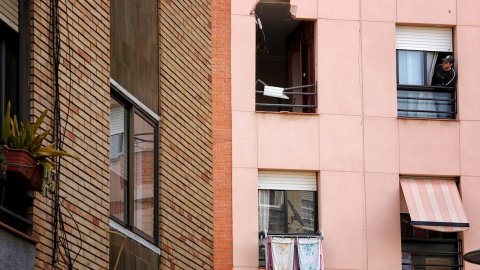 Lugar por donde entró la tapa de metal de una tonelada que provocó la muerte de un vecino de Tarragona./ Susanna Sáez (EFE)