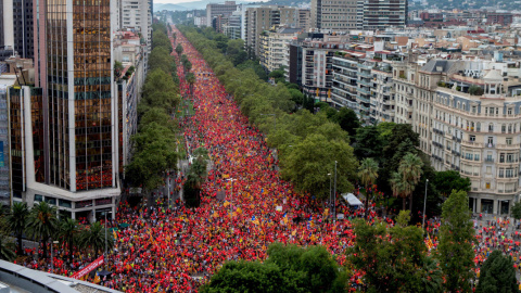 Vista aèria de la Diagonal de Barcelona, poc abans de començar la manifestació independentista d'aquest diumenge. / EFE.