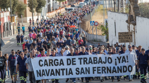 Al grito de "si esto no se arregla, guerra, guerra, guerra" y "Robles, si no lo arreglas, guerra" y tras una pancarta reclamando carga de trabajo, los trabajadores de la planta de Navantia de San Fernando (Cádiz) han marchado desde las puertas de la fact