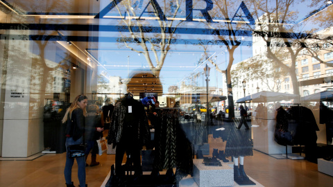 El reflejo de una mujer en el escapàrate de una tienda de Zara, la principal enseña de Inditex, en el centro de Barcelona. REUTERS/Albert Gea