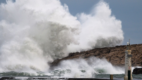 Una ola rompe en los acantilados de la localidad cántabra de Suances, (Cantabria), comunidad en la que la Aemet mantiene activo este miércoles la alerta amarilla por fenómenos costeros adversos. EFE/Pedro Puente Hoyos