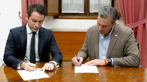 Teodoro García Egea (PP) y Javier Ortega (Vox), firmando este miércoles el acuerdo para la composición de la Mesa del Parlamento.- VOX