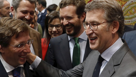 El presidente de la Xunta, Alberto Núñez Feijóo, co el líder del PP, Pablo Casado, y el alcalde de Madrid, José Luis Martínez Almeida, en el stand de Galicia en Fitur 2020, en Madrid. EFE/Lavandeira jr