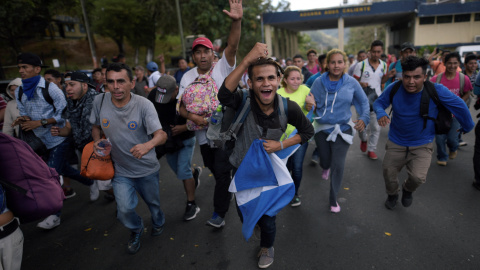 Hondureños cruzando la frontera con Guatemala en su camino hacia los Estados Unidos. / Reuters