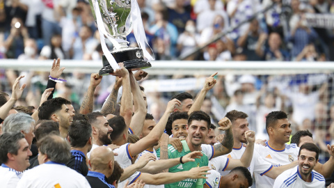 30/04/2022 Los jugadores del Real Madrid celebran el título de Liga, al término del partido de Liga en Primera División ante el RCD Espanyol que han disputado este sábado en el estadio Santiago Bernabéu, en Madrid