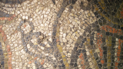 Detalle de los mosaicos encontrados que alimentan la hipótesis de la basílica escondida bajo la Mezquita. /