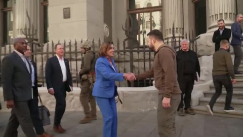 Nancy Pelosi se reúne en Kiev con Zelenski para conocer de primera mano la situación