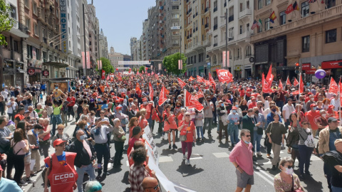 La manifestación del Primero de mayo convocada por CCOO y UGT, a su paso por la Gran Vía de Madrid