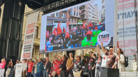 Los representantes sindicales ocupan el escenario instalado para la manifestación del Primero de mayo convocada por CCOO y UGT, a su paso por la Gran Vía de Madrid