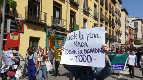 Una manifestante porta un cartel en las marchas del 1 de mayo convocadas por UGT y CCOO.