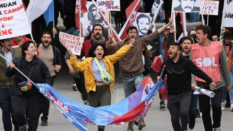 Los manifestantes gritan consignas y sostienen pancartas durante la manifestación anual del Primero de Mayo (Día del Trabajo) que marca el día internacional de los trabajadores en Ankara, el 1 de mayo de 2022.