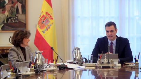 14/01/2020.- El presidente del Gobierno, Pedro Sánchez (i), conversa con la vicepresidenta primera, ministra de Presidencia y Relaciones con las Cortes, Carmen Calvo, al inicio del primer Consejo de Ministros, celebrado este martes en el Palacio de la Mo