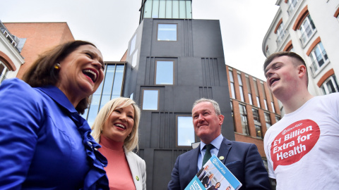 La presidenta de Sinn Fein, Mary Lou McDonald , y la vicepresidenta del partido, Michelle O'Neill, saludan a un partidario después del lanzamiento del Manifiesto de Sinn Fein para las próximas elecciones a la Asamblea de Irlanda del Norte, en Belfast, I