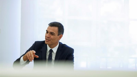 13/09/2018.- El presidente del Gobierno, Pedro Sánchez, durante el encuentro que ha mantenido con el presidente de La Rioja, José Ignacio Ceniceros, esta tarde en el Palacio de la Moncloa. EFE/ Emilio Naranjo