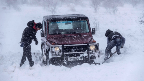 20/01/2020.- Dos hombres intentan sacar su todo terreno atrapado en la nieve este lunes, en las proximidades de Yecla, / EFE - MARCIAL GUILLÉN