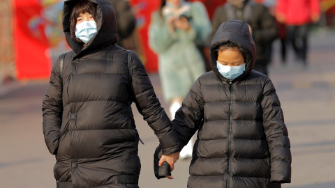 21/01/2020.- Ciudadanos chinos pasean con una máscara en Pekín, Chiba. EFE/EPA/Wu Hong