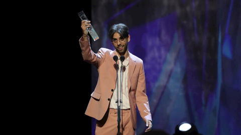 El cantante Patricio Martín "Don Patricio" recibe el premio a la mejor canción por 'Contando Lunares' en los premios Odeón./ EFE