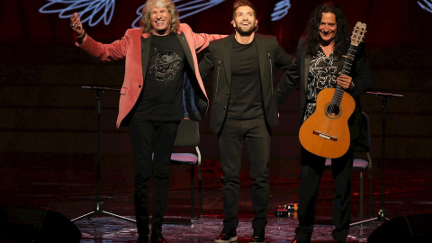 El cantaor José Mercé, el cantante y compositor Pablo Alborán, y el guitarrista Tomatito tras su actuación en los premios Odeón./ Juanjo Martín (EFE)