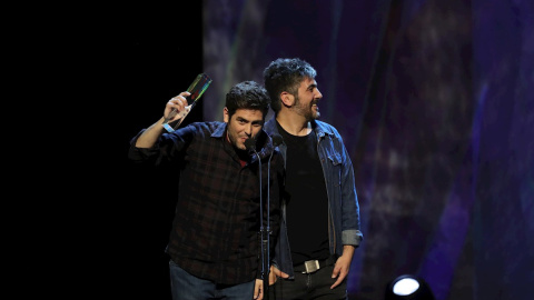 Los hermanos David (d) y José Manuel Muñoz "Estopa" reciben el premio al mejor grupo en la primera edición de los Premios Odeón./ Juanjo Martín (EFE