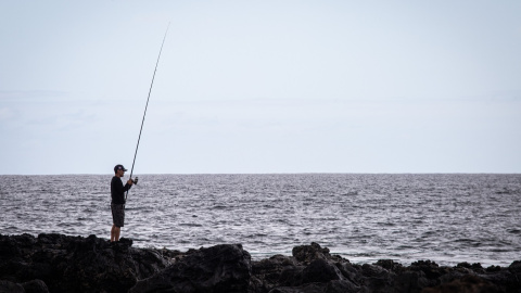 Un hombre pesca en las costa de Órzola en Lanzarote.