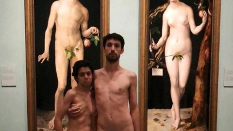 Una pareja se desnuda frente a los cuadros de 'Adán' y 'Eva' de Alberto Durero en el Museo del Prado./INSTAGRAM