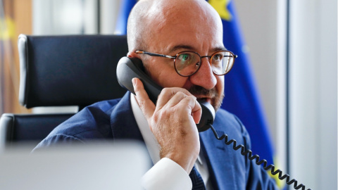 2/5/22 El expresidente belga y presidente del Consejo Europeo, Charles Michel, hablando por teléfono