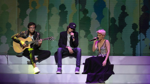 El cantante venezolano Dani Ocean (c) y la cantante Alba Reche durante la entrega de los primeros Premios Odeón. / EFE