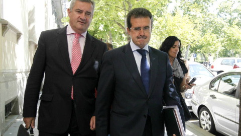 El empresario José Luis Ulibarri, con su abogado, a su llegada al Tribunal Superior de Justicia de Madrid. EFE