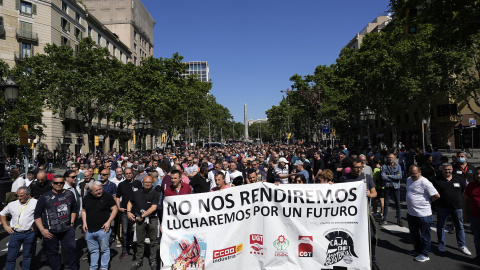 Varios centenares de extrabajadores de Nissan se han manifestado este miércoles por el centro de Barcelona para reclamar a Gobierno y Generalitat que aceleren el proceso de reindustrialización, alarmados por la lentitud con la que avanza y la falta de c