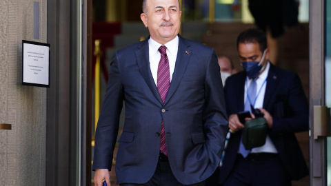 El Ministro de Relaciones Exteriores de Turquía, Mevlut Cavusoglu, camina con el teléfono en la mano durante una reunión de Ministros de Relaciones Exteriores de la OTAN en Berlín, Alemania, el 15 de mayo de 2022.