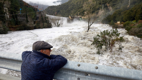 23/01/2020- Un hombre mira el río Ter, a su paso por la presa del Pasteral en el municipio de La Cellera de Ter (Girona) tras la borrasca Gloria. / EFE - DAVID BORRAT