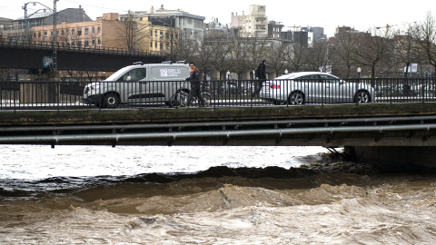 23/01/2020 - El río Onyar a punto de desbordarse, debido a las fuertes lluvias que ha dejado la borrasca Gloria. / EUROPA PRESS - GLÒRIA SÁNCHEZ