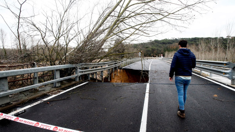 23/01/2020- La carretera C-35 a su paso por el Pont de Ferro en Hostalric (Barcelona)  permanece cortada debido a un enorme socavón producido por los efectos del temporal. / EFE - QUIQUE GARCÍA