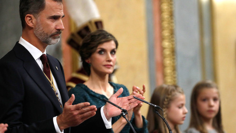 El rey Felipe VI es aplaudido por la Reina Letizia, junto a sus hijas, la Princesa de Asturias, Leonor, y la Infanta Sofía, tras su discurso en el Congreso de los Diputados, en la solemne sesión de apertura de la XII Legislatura, el 18 de noviembre de 2